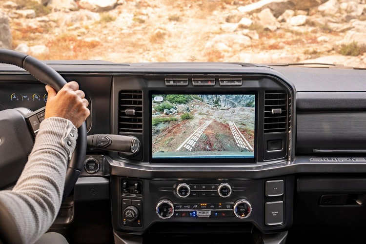 Một công nghệ đáng chú ý nữa của mẫu xe bán tải hạng nặng này là camera và cảm biến ở cửa thùng sau. Nhờ đó, ngay cả khi cửa thùng hàng hạ xuống, người lái vẫn có thể quan sát phía sau và được cảnh báo về chướng ngại vật xung quanh. Đây là mẫu xe bán tải hạng nặng đầu tiên tại Mỹ có trang bị này.