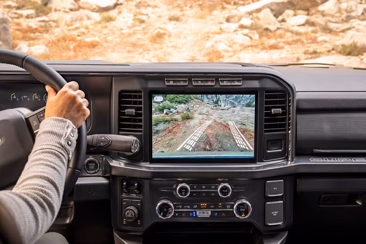 Một công nghệ đáng chú ý nữa của mẫu xe bán tải hạng nặng này là camera và cảm biến ở cửa thùng sau. Nhờ đó, ngay cả khi cửa thùng hàng hạ xuống, người lái vẫn có thể quan sát phía sau và được cảnh báo về chướng ngại vật xung quanh. Đây là mẫu xe bán tải hạng nặng đầu tiên tại Mỹ có trang bị này.