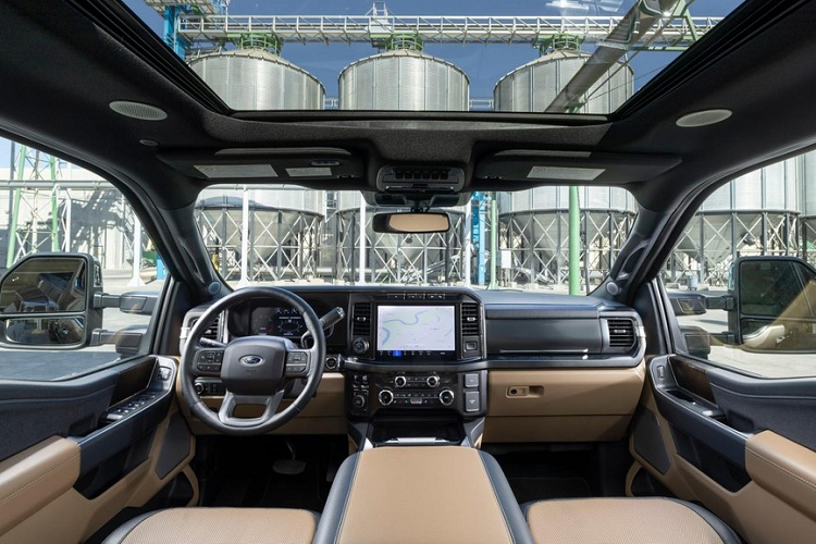 Bước vào bên trong Ford Super Duty 2023, người lái sẽ được chào đón bằng không gian nội thất chất lượng cao hơn với thiết kế tiến hóa và công nghệ "xịn sò" hơn. Theo đó, xe được trang bị màn hình cảm ứng trung tâm 8 inch hoặc 12 inch, tùy phiên bản, hỗ trợ Android Auto và Apple CarPlay không dây. Trên cụm điều khiển trung tâm xuất hiện các nút bấm cơ học và sạc điện thoại thông minh không dây. Ngăn chứa đồ ở đây đủ chỗ cho cả máy tính bảng.