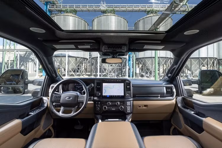 Bước vào bên trong Ford Super Duty 2023, người lái sẽ được chào đón bằng không gian nội thất chất lượng cao hơn với thiết kế tiến hóa và công nghệ "xịn sò" hơn. Theo đó, xe được trang bị màn hình cảm ứng trung tâm 8 inch hoặc 12 inch, tùy phiên bản, hỗ trợ Android Auto và Apple CarPlay không dây. Trên cụm điều khiển trung tâm xuất hiện các nút bấm cơ học và sạc điện thoại thông minh không dây. Ngăn chứa đồ ở đây đủ chỗ cho cả máy tính bảng.