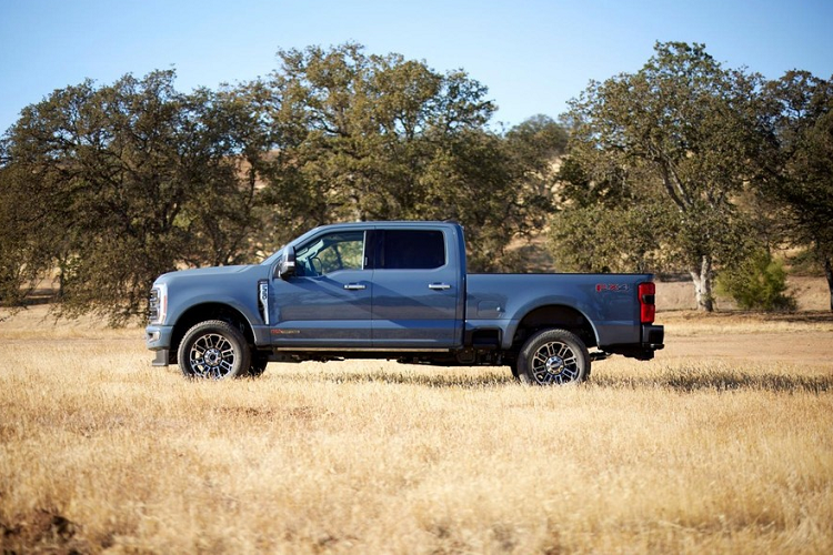 Ở cấu hình Regular Cab, xe có thùng sau bằng nhôm với thể tích chở hàng 2.223 lít. Con số tương ứng của cấu hình SuperCab là 2.223 lít và Crew Cab là 1.852 lít. Bên cạnh đó, xe còn được chia thành 3 phiên bản là F-250, F-350 và F-450. Phiên bản F-250 và F-350 sẽ dùng vành với đường kính 17 inch, 18 inch hoặc 20 inch. Trong khi đó, phiên bản F-450 dùng vành 19,5 inch. Khách hàng thậm chí có thể lắp 2 bánh hoặc 4 bánh ở cầu sau.