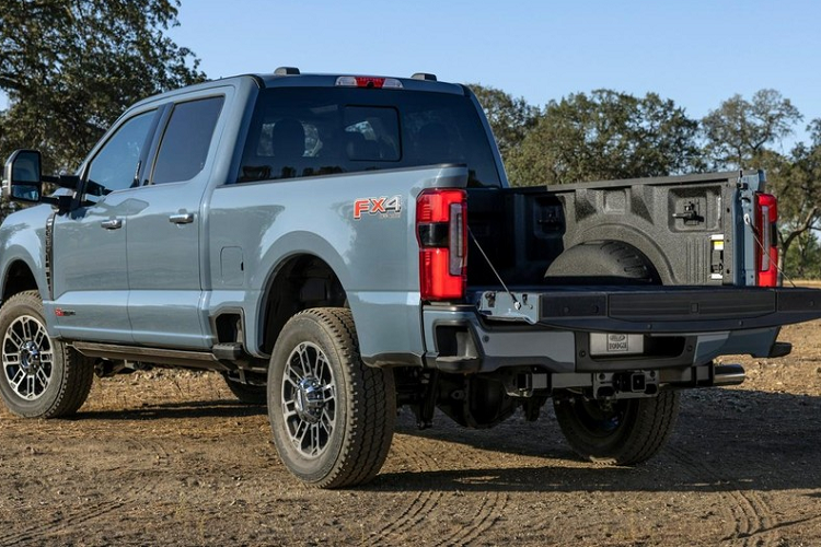 Thêm vào đó là bệ bước chân ở hai bên thùng sau, giống với Ford Ranger 2022, và cửa chỉnh điện. Bên trong thùng hàng còn có thêm tay nắm cửa, đèn LED và ổ điện mới để cắm các thiết bị. Khi mua Ford Super Duty 2023, khách hàng Mỹ có thể chọn cấu hình Regular Cab, SuperCab và Crew Cab.