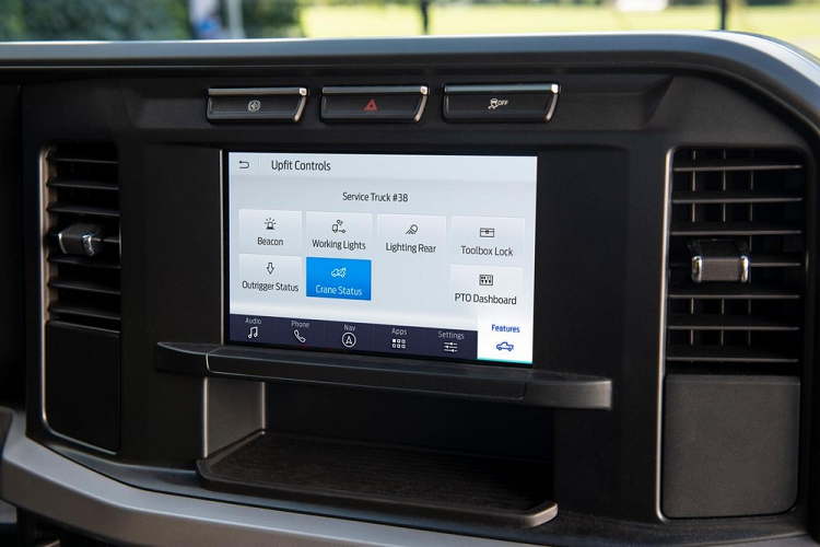 Tiếp đến là hệ thống âm thanh B&amp;O 8 loa tiêu chuẩn hoặc B&amp;O Unleashed 1.080W với 18 loa tùy chọn, hệ thống kết nối 5G, tính năng cập nhật phần mềm qua WiFi, màn hình màu hiển thị thông tin kính lái, cửa sổ trời toàn cảnh Panorama và camera 28 góc khác nhau.