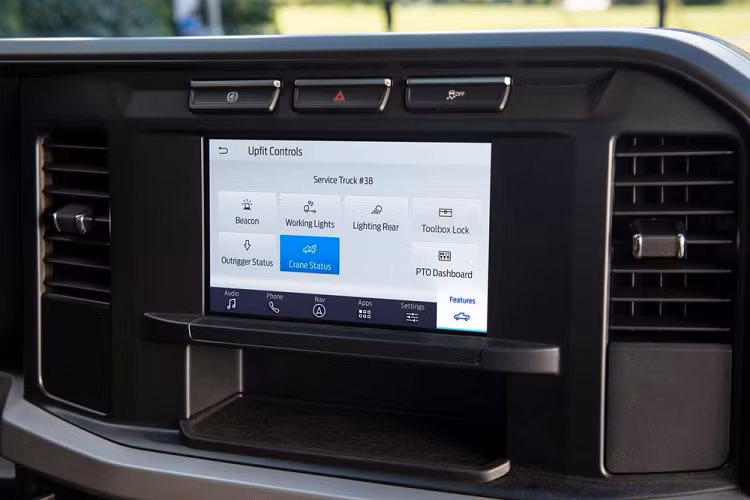 Tiếp đến là hệ thống âm thanh B&amp;O 8 loa tiêu chuẩn hoặc B&amp;O Unleashed 1.080W với 18 loa tùy chọn, hệ thống kết nối 5G, tính năng cập nhật phần mềm qua WiFi, màn hình màu hiển thị thông tin kính lái, cửa sổ trời toàn cảnh Panorama và camera 28 góc khác nhau.