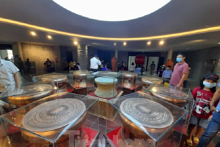 Nhà bia là nơi ghi lại khái quát lịch sử thời đại Vua Hùng.