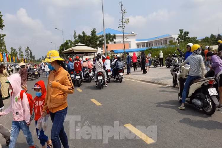 Người dân và du khách về đền thờ Vua Hùng ở Cần Thơ từ sáng sớm.