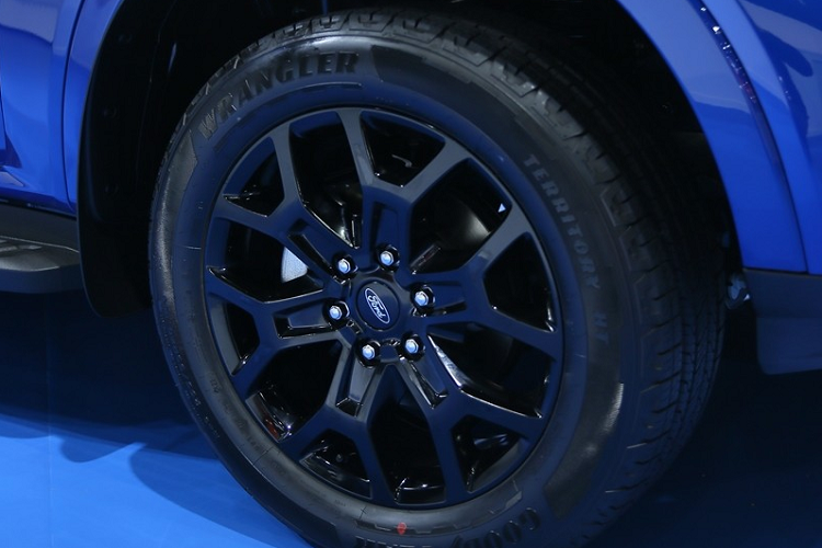 Trong khi đó, bản Titanium+ có thêm đèn pha Matrix LED với tính năng chỉnh luồng sáng theo góc đánh lái, chống lóa và tự động bật/tắt. Tiếp đến là những chi tiết ngoại thất màu bạc tạo cảm giác sang trọng hơn.