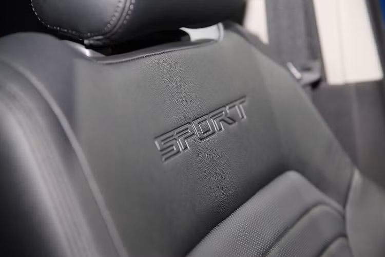 Bên trong Ford Everest 2022 vẫn là không gian nội thất 7 chỗ nhưng đã được nâng cấp mạnh về mặt thiết kế và trang bị tiện nghi.