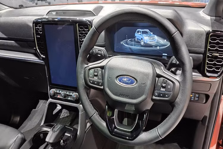 Chưa hết, Ford Everest 2022 bản Sport tại Thái Lan còn có hệ thống thông tin giải trí SYNC 4A với màn hình cảm ứng 10,1 inch, hỗ trợ Apple CarPlay và Android Auto không dây cũng như tính năng ra lệnh bằng giọng nói.
