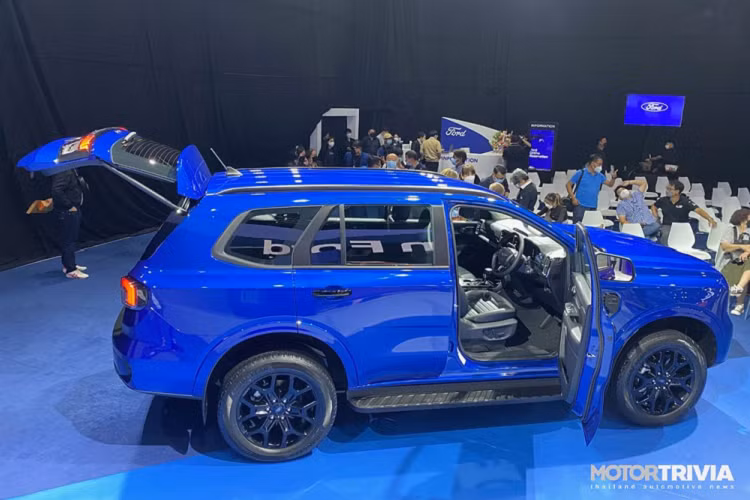 Tiếp theo là động cơ máy dầu 4 xi-lanh, tăng áp kép, dung tích 2.0L, sản sinh công suất tối đa 210 mã lực và mô-men xoắn cực đại 500 Nm dành cho bản Titanium+. Động cơ đi với hộp số tự động 10 cấp và hệ dẫn động 2 cầu. Bên cạnh đó là 5 chế độ lái, bao gồm Normal, Eco, Tow/Haul, Slippery và Mud/Ruts.