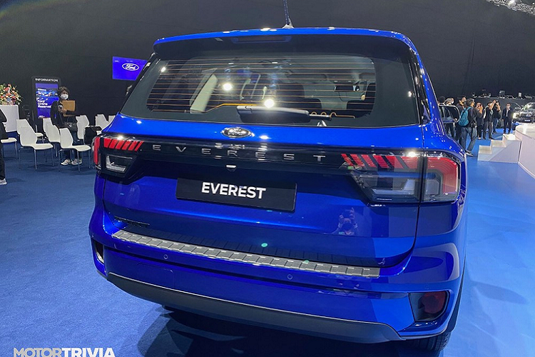 Tương tự xe ở Úc, Ford Everest 2022 tại Thái Lan cũng được áp dụng phong cách thiết kế mới giống Ranger. Xe được trang bị cụm đèn pha hình chữ "C" với dải đèn LED định vị ban ngày bao quanh, nẹp mạ crôm kép nằm ngang, nối liền với logo của hãng Ford ở giữa lưới tản nhiệt, hốc đèn sương mù và hốc gió trung tâm mới.