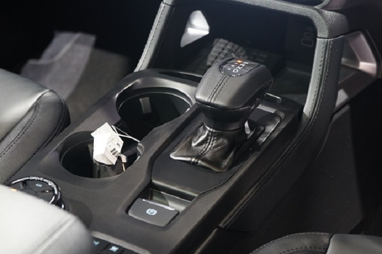 Không chỉ tiện nghi, Ford Everest 2022 tại Thái Lan còn có nhiều trang bị an toàn như 7 túi khí, hệ thống cảnh báo khoảng cách phía trước/sau khi đỗ xe, hệ thống chống bó cứng phanh ABS, phân bổ lực phanh điện tử EBD, cân bằng điện tử, hỗ trợ khởi hành ngang dốc, hệ thống kiểm soát hành trình và camera lùi.