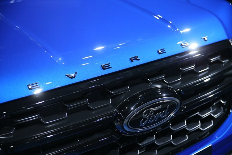 Ở bản Sport, mẫu SUV hạng D này có những trang bị ngoại thất tiêu chuẩn như tem chữ nổi "Everest" màu đen trên nắp ca-pô, đèn LED tự động bật/tắt, đèn sương mù trước dạng LED, đèn hậu LED và cảm biến đá cốp.