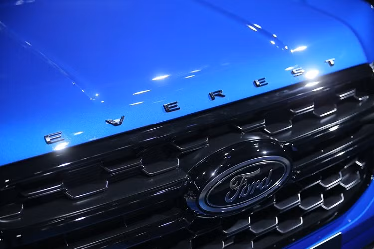 Ở bản Sport, mẫu SUV hạng D này có những trang bị ngoại thất tiêu chuẩn như tem chữ nổi "Everest" màu đen trên nắp ca-pô, đèn LED tự động bật/tắt, đèn sương mù trước dạng LED, đèn hậu LED và cảm biến đá cốp.