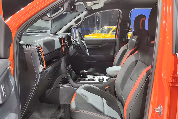 Theo đó, bản Sport sẽ đi kèm nội thất màu đen với ghế bọc da tổng hợp, hai ghế trước chỉnh điện 8 hướng, bảng đồng hồ đi kèm màn hình đa thông tin 8 inch, điều hòa tự động 2 vùng độc lập, sạc điện thoại thông minh không dây, gương chiếu hậu chống chói tích hợp cổng USB, phanh tay điện tử, nút bấm khởi động máy, mở cửa không cần chìa khóa, 4 cổng USB và hệ thống âm thanh 8 loa.