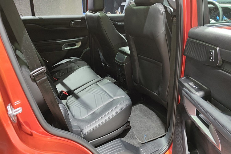 Cao cấp hơn là bản Titanium+ với bảng đồng hồ kỹ thuật số đi kèm màn hình 12,4 inch, màn hình thông tin giải trí dạng cảm ứng 12 inch, hàng ghế thứ 3 gập chỉnh điện, 1 ổ điện 230V, hệ thống đèn viền nội thất và cửa sổ trời toàn cảnh Panorama.