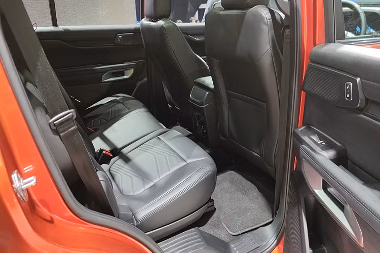 Cao cấp hơn là bản Titanium+ với bảng đồng hồ kỹ thuật số đi kèm màn hình 12,4 inch, màn hình thông tin giải trí dạng cảm ứng 12 inch, hàng ghế thứ 3 gập chỉnh điện, 1 ổ điện 230V, hệ thống đèn viền nội thất và cửa sổ trời toàn cảnh Panorama.