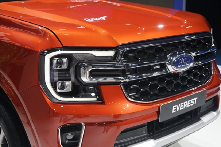 Xe được phát triển dựa trên cơ sở gầm bệ chung với Ranger thế hệ mới với chiều dài 4.914 mm, rộng 1.923 mm, cao 1.842 mm và chiều dài cơ sở 2.900 mm. So với thế hệ cũ, xe dài hơn 21 mm, rộng hơn 61 mm, thấp hơn 20 mm và chiều dài cơ sở tăng 50 mm. Ngoài ra, Ford Everest 2022 còn có kích thước lớn hơn đáng kể so với đối thủ Toyota Fortuner (4.795 mm, 1.855 mm, 1.835 mm, 2.750 mm) và Mitsubishi Pajero Sport (4.825 mm, 1.815 mm, 1.835 mm, 2.800 mm).