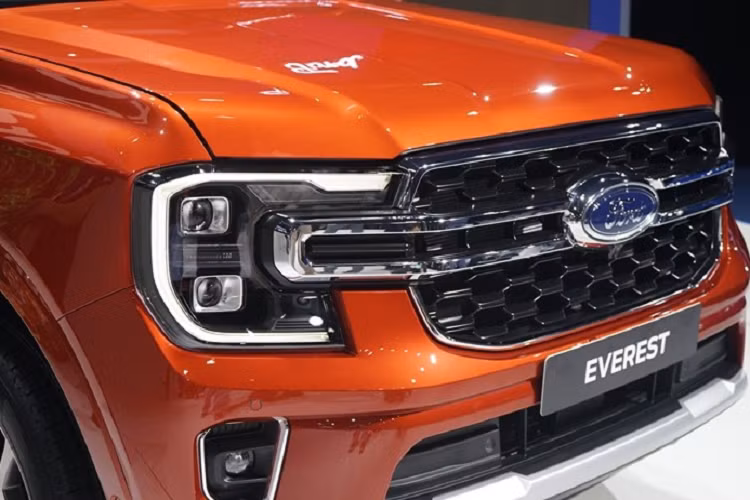 Xe được phát triển dựa trên cơ sở gầm bệ chung với Ranger thế hệ mới với chiều dài 4.914 mm, rộng 1.923 mm, cao 1.842 mm và chiều dài cơ sở 2.900 mm. So với thế hệ cũ, xe dài hơn 21 mm, rộng hơn 61 mm, thấp hơn 20 mm và chiều dài cơ sở tăng 50 mm. Ngoài ra, Ford Everest 2022 còn có kích thước lớn hơn đáng kể so với đối thủ Toyota Fortuner (4.795 mm, 1.855 mm, 1.835 mm, 2.750 mm) và Mitsubishi Pajero Sport (4.825 mm, 1.815 mm, 1.835 mm, 2.800 mm).