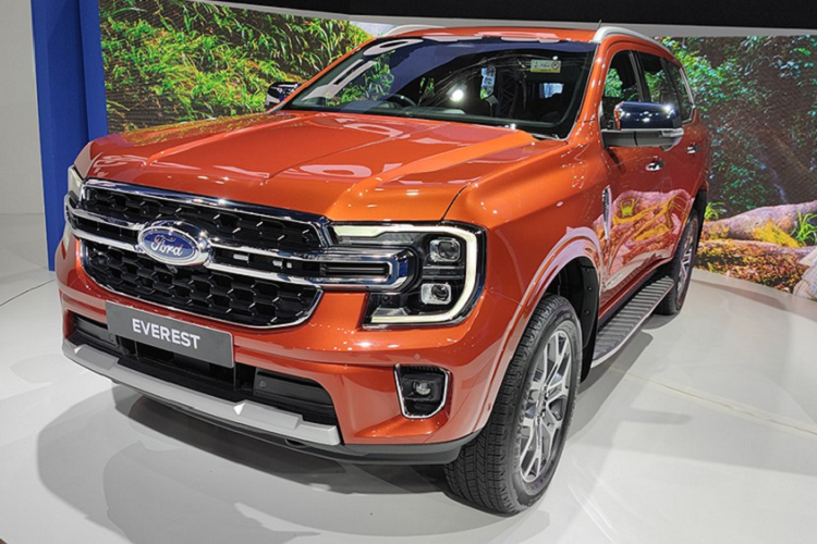 Đáng tiếc là Ford Everest 2022 tại Thái Lan không có 2 động cơ mới là máy dầu EcoBoost V6, tăng áp kép, dung tích 3.0L và máy xăng EcoBoost 4 xi-lanh, dung tích 2.3L. Thay vào đó, xe vẫn dùng 2 động cơ diesel cũ là máy dầu 4 xi-lanh, tăng áp đơn, dung tích 2.0L tạo ra công suất tối đa 170 mã lực và mô-men xoắn cực đại 405 Nm dành cho bản Sport. Động cơ kết hợp với hộp số tự động 6 cấp và hệ dẫn động cầu sau.