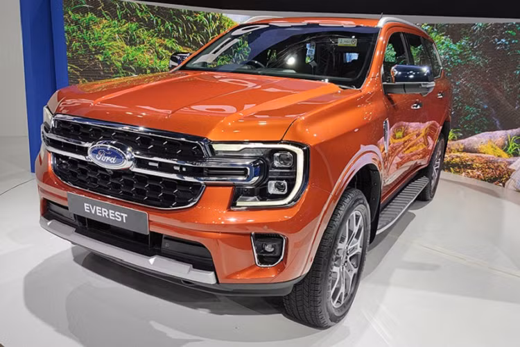 Đáng tiếc là Ford Everest 2022 tại Thái Lan không có 2 động cơ mới là máy dầu EcoBoost V6, tăng áp kép, dung tích 3.0L và máy xăng EcoBoost 4 xi-lanh, dung tích 2.3L. Thay vào đó, xe vẫn dùng 2 động cơ diesel cũ là máy dầu 4 xi-lanh, tăng áp đơn, dung tích 2.0L tạo ra công suất tối đa 170 mã lực và mô-men xoắn cực đại 405 Nm dành cho bản Sport. Động cơ kết hợp với hộp số tự động 6 cấp và hệ dẫn động cầu sau.
