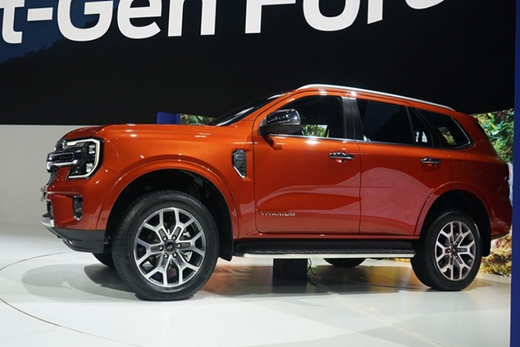 Hiện Ford Everest 2022 tại Thái Lan mới có 2 bản trang bị là Sport và Titanium+. Giá xe Ford Everest thế hệ mới ở 2 phiên bản này lần lượt là 1,464 triệu Baht (997 triệu đồng) và 1,854 triệu Baht (1,26 tỷ đồng). Như vậy, Thái Lan là thị trường thứ 2 trên thế giới đón nhận mẫu SUV hạng D này, sau Úc. Theo tin đồn, Ford Everest 2022 cũng sẽ sớm ra mắt thị trường Việt Nam trong năm nay, cùng người anh em Ranger mới.