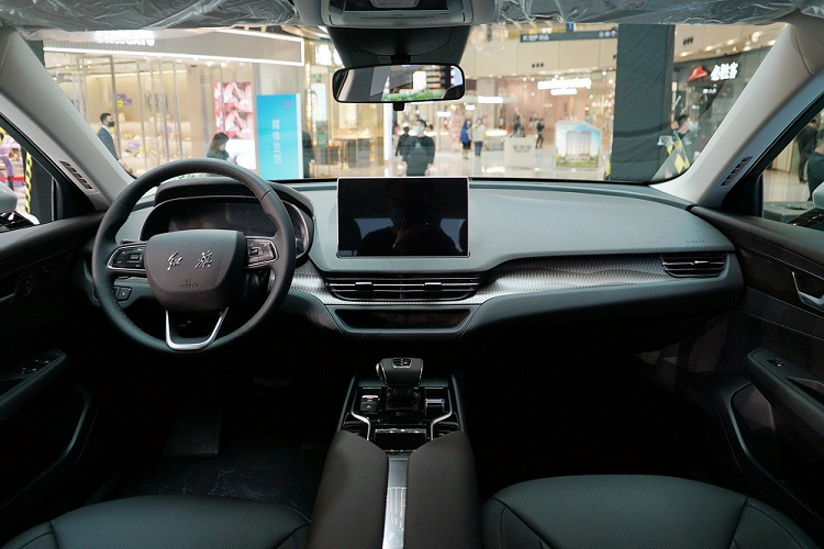 Nguyên nhân là do mẫu xe này được thiết kế tập trung vào hành khách phía sau hơn là người lái. Ngoài kích thước, hãng Hồng Kỳ còn thiết kế cửa sau của xe lớn hơn cửa trước. Trong khi đó, cột C được đẩy về phía sau nhiều nhất có thể để nới rộng không gian cho hành khách trên hàng ghế sau