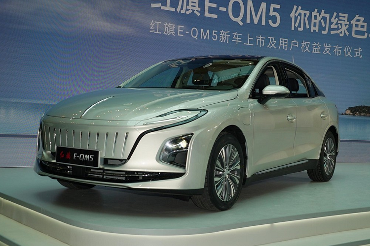 Tại thị trường Trung Quốc, Hồng Kỳ E-QM5 chỉ có 2 phiên bản là đổi pin và sạc pin. Giá xe Hồng Kỳ E-QM5 2022 ở 2 phiên bản này lần lượt là 122.800 Nhân dân tệ (khoảng 430 triệu đồng) và 165.800 Nhân dân tệ (580 triệu đồng).