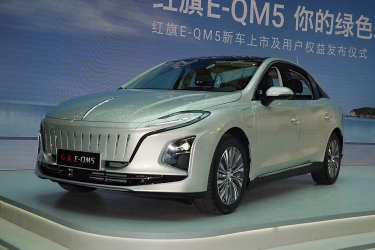 Tại thị trường Trung Quốc, Hồng Kỳ E-QM5 chỉ có 2 phiên bản là đổi pin và sạc pin. Giá xe Hồng Kỳ E-QM5 2022 ở 2 phiên bản này lần lượt là 122.800 Nhân dân tệ (khoảng 430 triệu đồng) và 165.800 Nhân dân tệ (580 triệu đồng).
