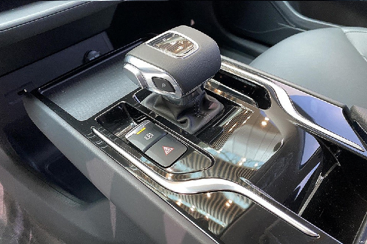 Tương tự ngoại thất, nội thất của Hồng Kỳ E-QM5 cũng được thiết kế theo phong cách táo bạo. Đồng thời, nội thất của xe còn tạo cảm giác tối giản nhưng công nghệ cao.