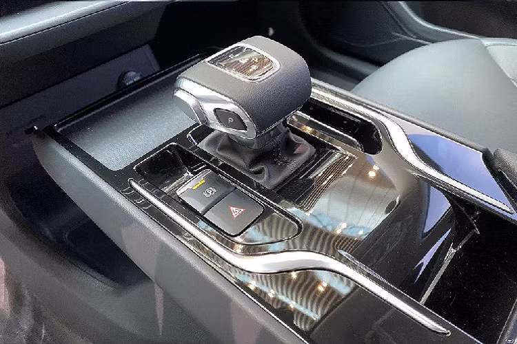 Tương tự ngoại thất, nội thất của Hồng Kỳ E-QM5 cũng được thiết kế theo phong cách táo bạo. Đồng thời, nội thất của xe còn tạo cảm giác tối giản nhưng công nghệ cao.