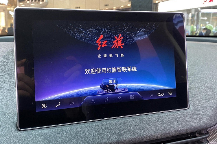 Xe điện Hồng Kỳ E-QM5 sở hữu thiết kế đầu xe với 12 khe gió nằm dọc, đóng vai trò như lưới tản nhiệt. Bao quanh lưới tản nhiệt và đèn LED định vị ban ngày là đèn chờ dẫn đường có thiết kế uốn cong mềm mại, kéo dài lên tận nắp ca-pô. Trong khi đó, đèn pha của xe nằm thấp bên dưới, ở hai góc của cản trước. Ở giữa nắp ca-pô cũng có đường màu đỏ vốn là logo riêng của thương hiệu Hồng Kỳ.