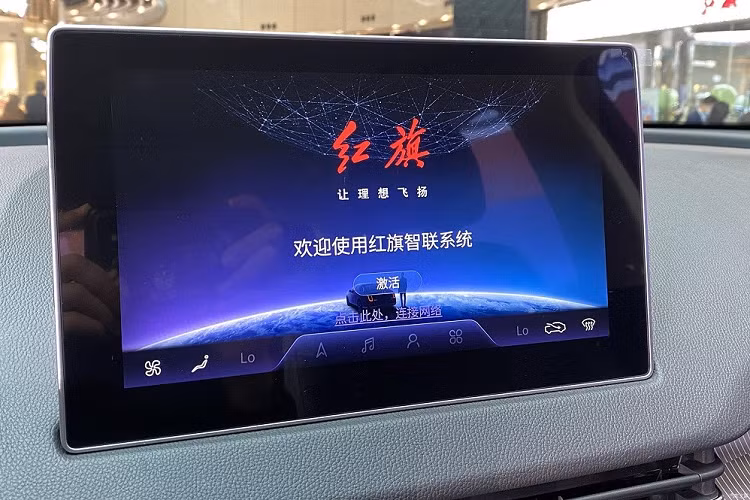 Xe điện Hồng Kỳ E-QM5 sở hữu thiết kế đầu xe với 12 khe gió nằm dọc, đóng vai trò như lưới tản nhiệt. Bao quanh lưới tản nhiệt và đèn LED định vị ban ngày là đèn chờ dẫn đường có thiết kế uốn cong mềm mại, kéo dài lên tận nắp ca-pô. Trong khi đó, đèn pha của xe nằm thấp bên dưới, ở hai góc của cản trước. Ở giữa nắp ca-pô cũng có đường màu đỏ vốn là logo riêng của thương hiệu Hồng Kỳ.