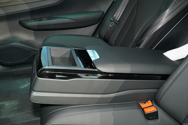 "Trái tim" của Hồng Kỳ E-QM5 là mô-tơ điện có công suất tối đa 188 mã lực. Xe có thể chạy được 431 km sau khi sạc đầy pin. Ở phiên bản sạc pin, xe có hệ thống sạc nhanh, giúp tăng dung lượng pin từ 20% lên 80% trong thời gian chỉ 30 phút.