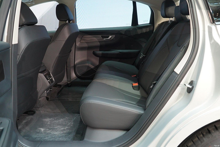 Phía sau vô lăng là bảng đồng hồ cỡ lớn nhưng vẫn đi kèm đồng hồ báo vòng tua máy dạng cơ truyền thống. Chính giữa vô lăng là tem chữ nổi "Hồng Kỳ" thay cho logo của hãng. Thêm vào đó là cần số khá ngắn và tạo cảm giác đầm, chắc, phanh tay điện tử cũng như tính năng tự động giữ phanh tạm thời.