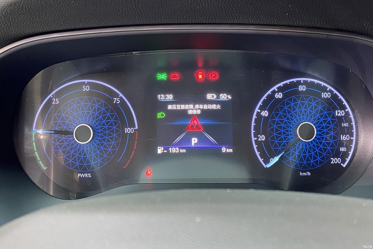 Bên sườn, Hồng Kỳ E-QM5 được trang bị đường vai xe tạo cảm giác mạnh mẽ, kéo dài từ đèn pha đến đèn hậu. Trong khi đó, cổng sạc của xe được đặt phía sau chắn bùn trước bên trái. Vòng ra phía sau, chúng ta sẽ bắt gặp cụm đèn hậu hình chữ "L", ôm lấy hai góc đuôi xe. Cụm đèn hậu này có thiết kế gợi liên tưởng đến một số mẫu xe Cadillac như CT5, CT4 hoặc XT6.