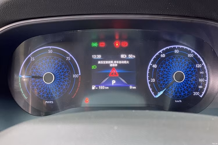 Bên sườn, Hồng Kỳ E-QM5 được trang bị đường vai xe tạo cảm giác mạnh mẽ, kéo dài từ đèn pha đến đèn hậu. Trong khi đó, cổng sạc của xe được đặt phía sau chắn bùn trước bên trái. Vòng ra phía sau, chúng ta sẽ bắt gặp cụm đèn hậu hình chữ "L", ôm lấy hai góc đuôi xe. Cụm đèn hậu này có thiết kế gợi liên tưởng đến một số mẫu xe Cadillac như CT5, CT4 hoặc XT6.