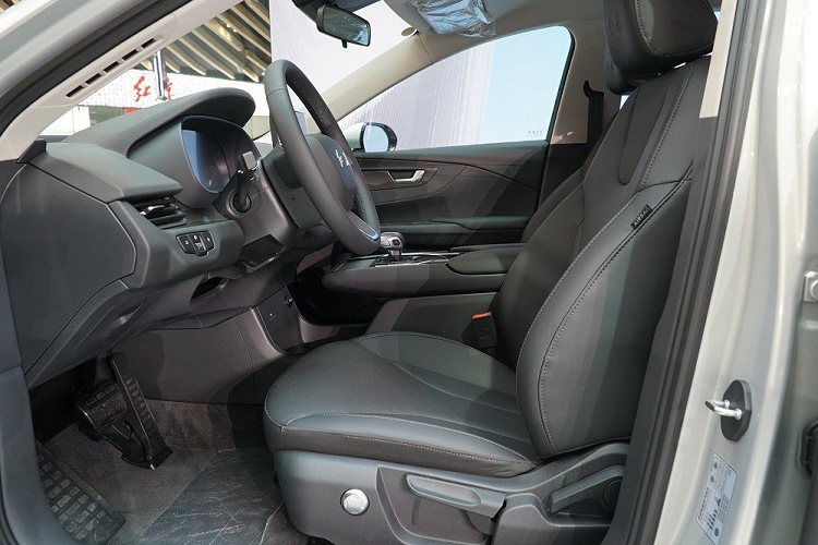 Bên trong mẫu xe này không có nhiều nút bấm cơ học vì các tính năng được điều khiển qua màn hình thông tin giải trí nằm độc lập trên mặt táp-lô. Màn hình này có kích thước 10,1 inch, hỗ trợ tính năng ra lệnh bằng giọng nói và camera lùi.