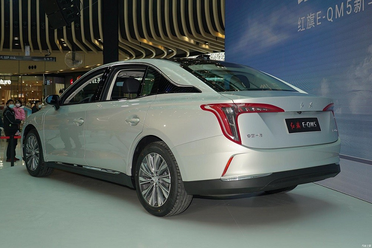 Được định vị trong phân khúc sedan cỡ trung, Hồng Kỳ E-QM5 sở hữu chiều dài 5.040 mm, chiều rộng 1.910 mm, chiều cao 1.569 mm và chiều dài cơ sở 2.990 mm. Có thể nói, so với những mẫu sedan hạng D điển hình như Toyota Camry hay Honda Accord, Hồng Kỳ E-QM5 có kích thước lớn hơn đáng kể, đặc biệt là chiều dài và chiều dài cơ sở nhằm đảm bảo không gian dành cho hàng ghế sau càng rộng càng tốt.