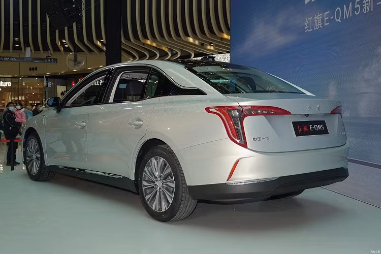 Được định vị trong phân khúc sedan cỡ trung, Hồng Kỳ E-QM5 sở hữu chiều dài 5.040 mm, chiều rộng 1.910 mm, chiều cao 1.569 mm và chiều dài cơ sở 2.990 mm. Có thể nói, so với những mẫu sedan hạng D điển hình như Toyota Camry hay Honda Accord, Hồng Kỳ E-QM5 có kích thước lớn hơn đáng kể, đặc biệt là chiều dài và chiều dài cơ sở nhằm đảm bảo không gian dành cho hàng ghế sau càng rộng càng tốt.