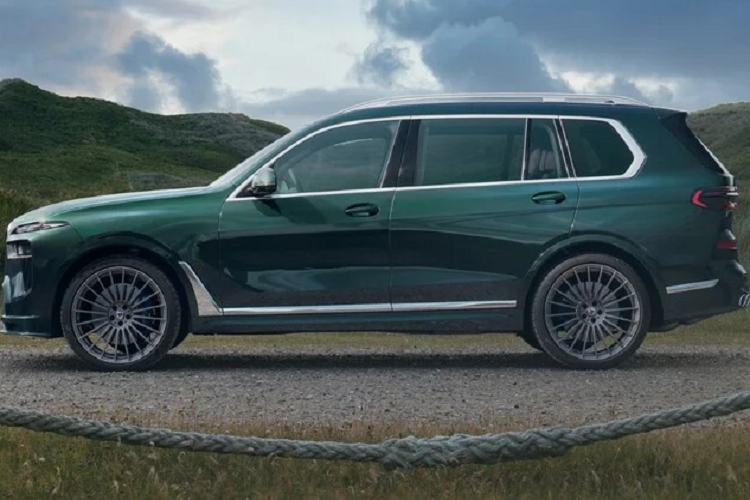 Để kiểm soát tốc độ, xe được trang bị kẹp phanh 4 piston hàng hiệu Alpina màu xanh của Brembo, đi kèm đĩa phanh 394 mm ở phía trước và đĩa phanh 399 mm ở phía sau. Bên trong xe mang đến một cảm giác cao cấp hơn hẳn nhờ các tùy chọn trang trí sang trọng như ốp gỗ Alpina Myrtle, sơn bóng Piano hoặc ốp gỗ óc chó.