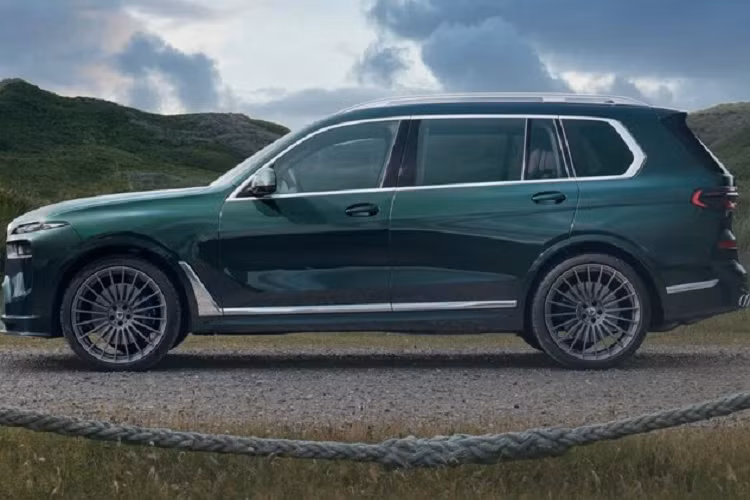 Để kiểm soát tốc độ, xe được trang bị kẹp phanh 4 piston hàng hiệu Alpina màu xanh của Brembo, đi kèm đĩa phanh 394 mm ở phía trước và đĩa phanh 399 mm ở phía sau. Bên trong xe mang đến một cảm giác cao cấp hơn hẳn nhờ các tùy chọn trang trí sang trọng như ốp gỗ Alpina Myrtle, sơn bóng Piano hoặc ốp gỗ óc chó.