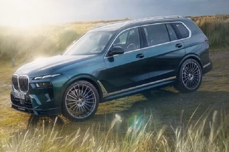 Sức mạnh được truyền tới cả 4 bánh thông qua hộp số tự động 8 cấp, với sự hỗ trợ của hệ thống xDrive và bộ vi sai hạn chế trượt điều chỉnh điện tử được hiệu chỉnh lại trên trục sau. Nhờ đó xe có khả năng tăng tốc 0-100 km/h chỉ trong 3,9 giây, trước khi đạt được tốc độ tối đa là 290 km/h (với bánh xe 21 inch).