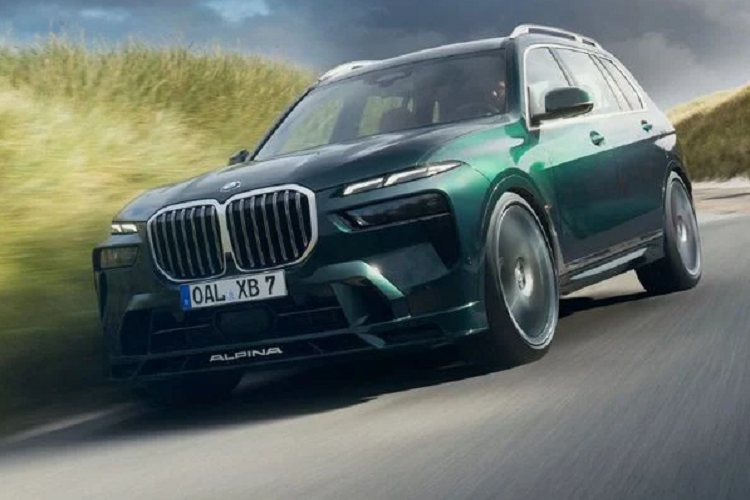 Không ngoài dự đoán, Alpina XB7 2023 mới vẫn áp dụng thiết kế từ BMW X7 với đèn chiếu sáng tách rời, ngoại hình hầm hố hơn với các chi tiết mới ở hốc gió trước và cả phía cản sau của xe. Hệ thống ống xả mới trông thể thao hơn nhiều.