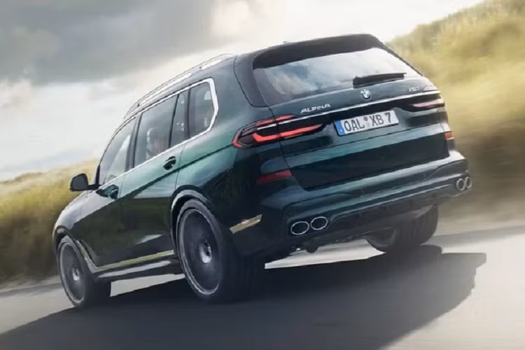 Điểm nhấn của chiếc xe SUV Alpina XB7 2023 còn đến từ mâm xe đa chấu với đường kính lên đến 23 inch, đi kèm lốp Pirelli 285/35ZR23 phía trước và 325/30ZR23 phía sau. Điều thú vị là Alpina lại cung cấp tùy chọn bánh xe nhỏ hơn với mâm 21 inch và lốp 285/45R21.