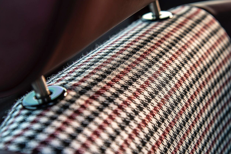 Giống như các mẫu Singer 911 khác, mẫu xe được trang bị khối động cơ 6 xi-lanh, làm mát bằng không khí tự nhiên và có dung tích 4.0 lít, được kết hợp với hộp số sàn sáu cấp dẫn động cầu sau.