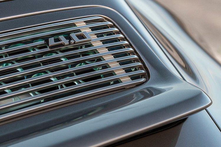 Những nét chấm phá và hoàn thiện ấn tượng của Singer còn được thể hiện ở các chi tiết trong nội thất của Porsche 911. Xe được trang bị bộ ghế có thiết kế houndstooth tuyệt đẹp và được bọc bằng da Monarch Red.