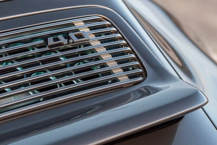 Những nét chấm phá và hoàn thiện ấn tượng của Singer còn được thể hiện ở các chi tiết trong nội thất của Porsche 911. Xe được trang bị bộ ghế có thiết kế houndstooth tuyệt đẹp và được bọc bằng da Monarch Red.