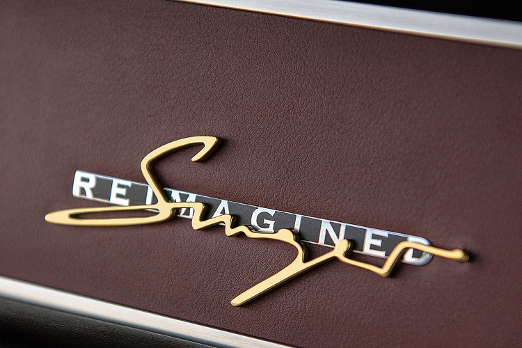 Chủ xe đã nâng cấp thêm cho xe bình xăng và bình dầu với nắp lộ thiên, mâm xe được trang bị kèm bộ lốp Michelin Pilot Sport 4S. Đằng sau bộ mâm xe cổ điển phong cách Fuchs là phanh gốm carbon với cùm phanh màu đỏ Blood Red hoàn chỉnh với dòng chữ trắng.