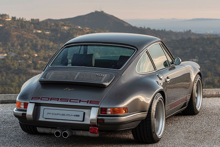 Ngoại thất của Porsche 911 từ Singer’s Kent Commission được sơn màu xám Graphite Grey tương phản đẹp mắt với các sọc bên màu bạc cuốn hút và dòng chữ màu đỏ Blood Red chạy dọc hai bên và ngang đuôi xe. Giống như các mẫu Singer khác, mẫu xe được chế tạo lại với phần thân xe bằng sợi carbon nhẹ.